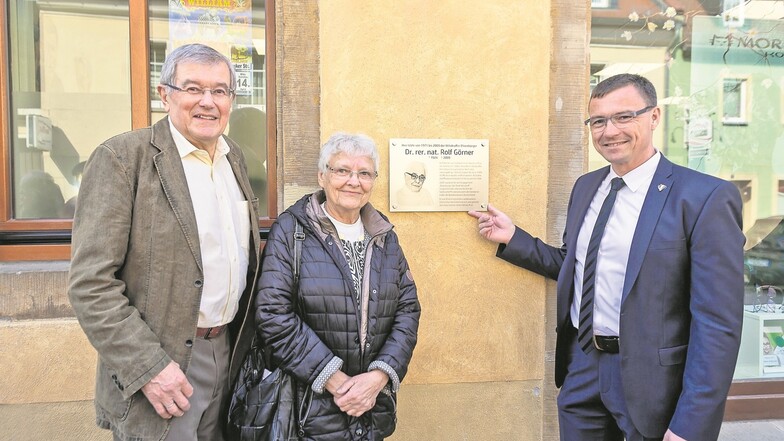 Vereinschef Jürgen Stumpf (li.), Rolf Görners Witwe Brigitte Görner und Bürgermeister Ralf Rother nach der Enthüllung der Gedenktafel.