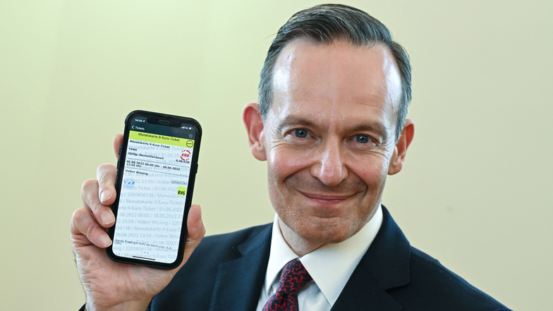 Volker Wissing (FDP), Bundesminister für Digitales und Verkehr, zeigt sein 9-Euro Ticket auf seinem Smartphone.