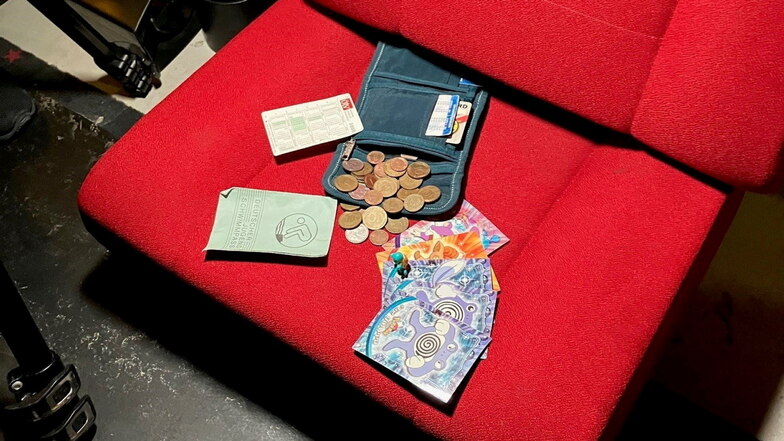 In der blauen Geldbörse steckten noch einige Pfennige, Pokémon-Sammelkarten und eine Pokémon-Figur sowie der Schwimmpass eines Jungen namens Daniel.