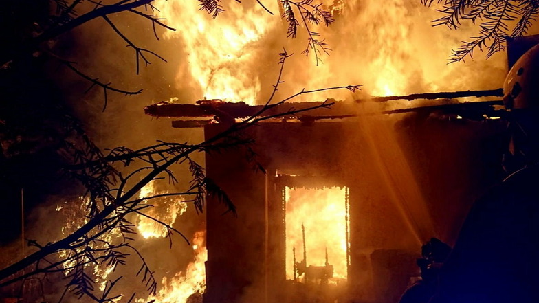 Hellauf in Flammen stand die Gartenlaube, als die Feuerwehren am Brandort eintrafen.