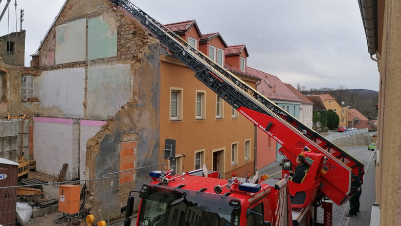 Das Abrisshaus an der Pulsnitzer Straße in Kamenz: Auf der rechten Giebelseite hatte Sturm „Sabine“ die Schutzplane abgerissen.