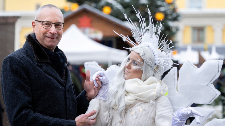 OB Karsten Vogt und die Schneeflocke der Agentur „Angels in Motion“ freuen sich über die winterliche Weihnachtsstimmung beim Bautzener Wenzelsmarkt 2023.