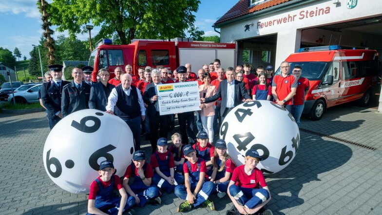 Die Steinaer Feuerwehrleute freuen sich über die 5.000 Euro, die sie aus einer Initiative von Sachsenlotto erhalten haben.