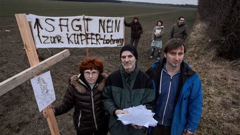 Schon seit Monaten kämpft die Bürgerinitiative gegen den geplanten Rohstoffabbau in Neißeaue. Karin Pavel (vorn links) und Ivonne Obst-Mantel (hinten Mitte) waren jetzt in der Staatskanzlei eingeladen.