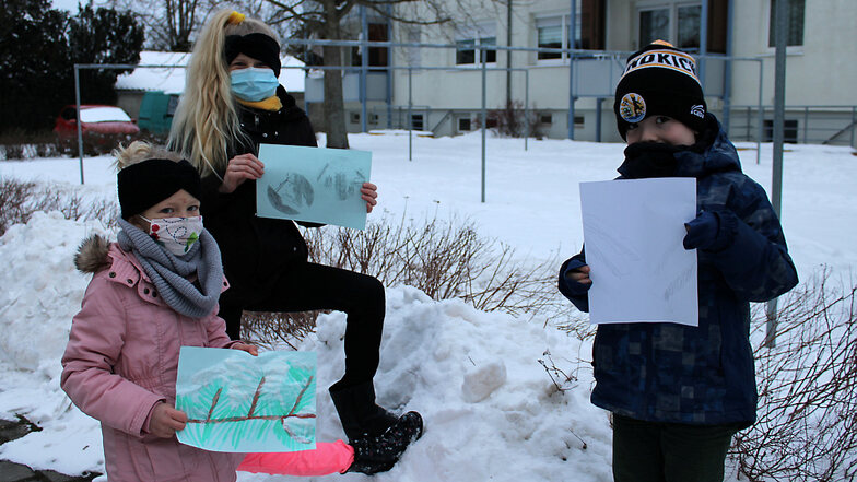 Die sechsjährige Ida (v. l.), Sophie (10 Jahre) und Nico (8 Jahre) hielten ihre Eindrücke vom Winter auf unterschiedliche Weise in Bildern fest.