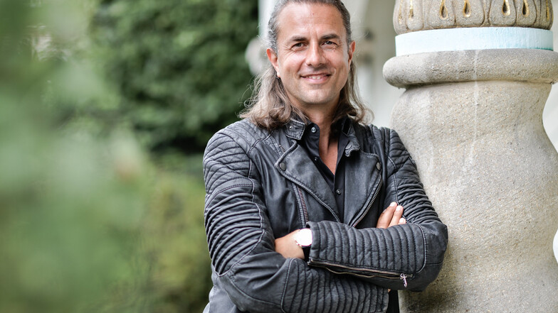 Veit Lindau ist Bestsellerautor von Büchern, die zur Selbstliebe ermutigen, und Motivationstrainer. Er ist in Görlitz geboren und aufgewachsen.