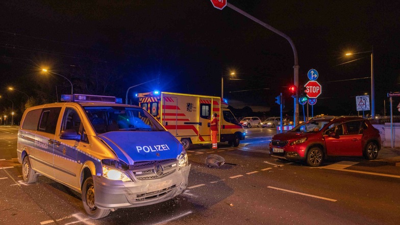 Die Polizei sucht Zeugen zu einem Unfall, bei dem auf dem Sachsenplatz dieser Polizeiwagen mit einem Peugeot zusammengestoßen ist.