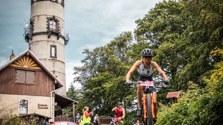 Auf dem Fahrrad wird die zweite Etappe bestritten. "Höhepunkt" der Tour ist der Hochwald.