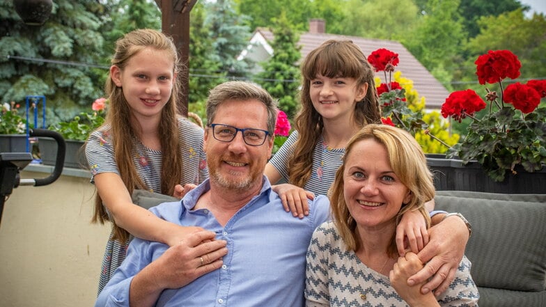 Das Foto ist vor knapp drei Jahren entstanden, doch Alisiya (vorn rechts) und Andreas Fiege mit ihren Töchtern Matilda (links) und Nicole fühlen sich in Niederstriegis heimisch. Bei der Suche nach einem Job für Alisiya half die Nestbau-Zentrale.