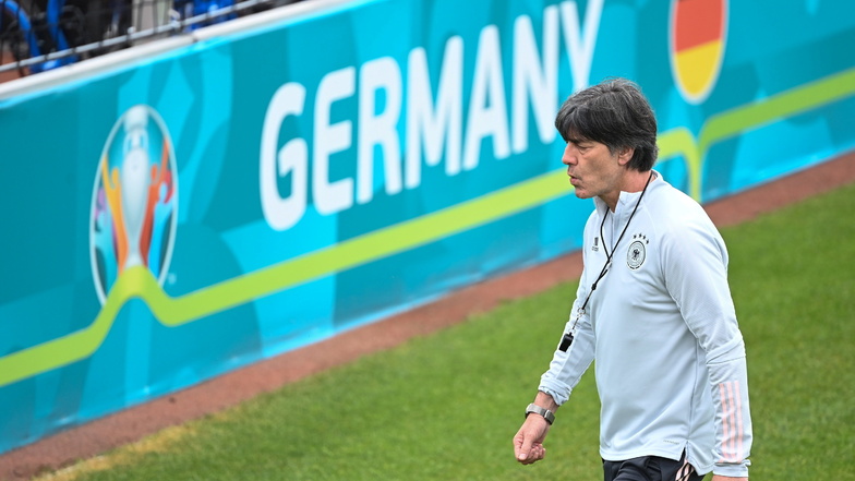 Bundestrainer Joachim Löw gibt sich beim Abschlusstraining vor dem Spiel gegen Ungarn nachdenklich. Er muss den verletzten Müller ersetzen.