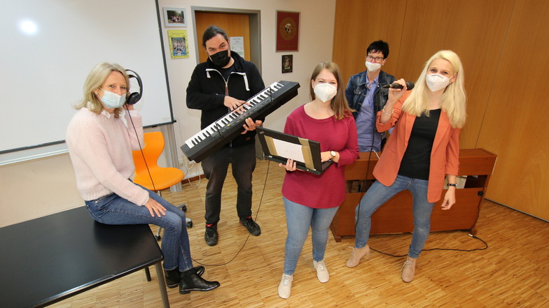 Die Lehrer Heidrun Thürer, Tobias Merker, Anna Büttner, Heike Geißler und Sandra Völs (von links) sind vier von 15 Lehrern des Harthaer Martin-Luther-Gymnasiums, die sich zusammen einen Corona-Song ausgedacht haben.