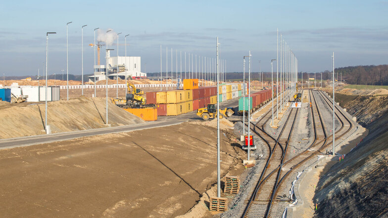 Der Containerumschlagplatz in Kodersdorf verfügt über je zwei Abstell- und Ladegleise sowie ein Lokumfahrgleis. Für den Zugang zum Schienennetz wird ein Anschlussgleis der Firma HS Timber Productions genutzt.