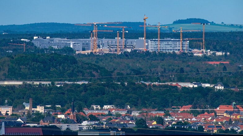 Im Dresdner Norden drehen sich die Baukräne, wie hier für die Erweiterung von Infineon. Sachsens Landeshauptstadt setzt auf die Chipbranche, bereitet Großkonzernen das Feld – und vergisst dabei den einheimischen Mittelstand.