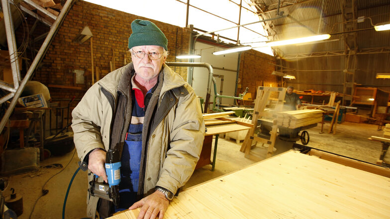 Hartmut Wiesner arbeitet in der Holzwerkstatt der Arbeitslosenselbsthilfe Kamenz. Auch er wäre von der Schließung betroffen.