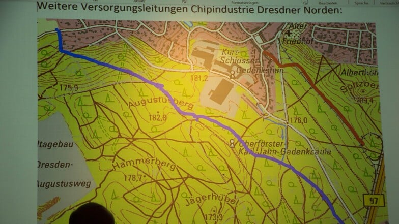 Entsetzt waren Hellerauer über Pläne über die Trasse für die Industriewasserleitung (blau) und die Hochspannungstrasse (rot) der Sachsen-Energie, die Forstdirektor Müller vorstellte. Davon hatten die Anwohner noch nie etwas gehört.