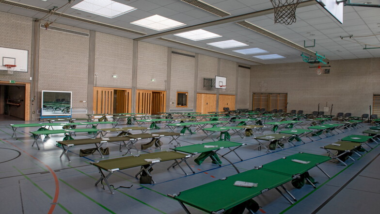 Überall in Deutschland werden Turnhallen zu Notunterkünften für Ukraine-Flüchtlinge umfunktioniert. Auch Dresden hat damit begonnen.