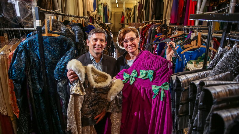 Ralph Lederer und Astrid Stölzel bereiten den großen Kostümverkauf in der Dresdner Semperoper vor. Der Direktor der Kostümwerkstätten und die Fundusleiterin müssen unbedingt Platz für neuere Kostüme auf den Kleiderstangen schaffen.