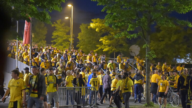 Nach dem Spiel verlassen Dynamo-Fans enttäuscht aber friedlich das Stadion.