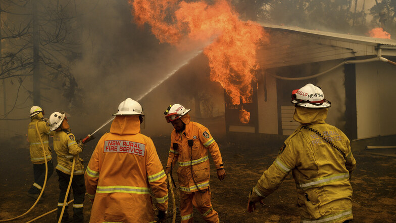 Feuerwehrmänner kämpfen gegen einen Brand in der Nähe von Bundanoon. In den Brandgebieten von Australien hat sich die Lage wieder zugespitzt. 