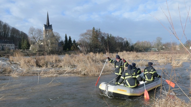 Leisniger Feuerwehrmänner fuhren zunächst die Ufer ab und hielten dort nach dem jungen Mann Ausschau.