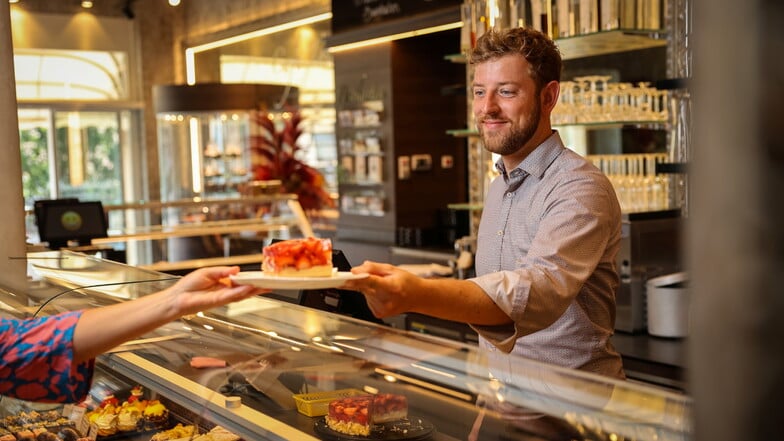 Im Café Toscana muss Geschäftsführer Clemens Eisold oft erklären, weshalb ein Stück Torte im Restaurant über sechs Euro kostet.