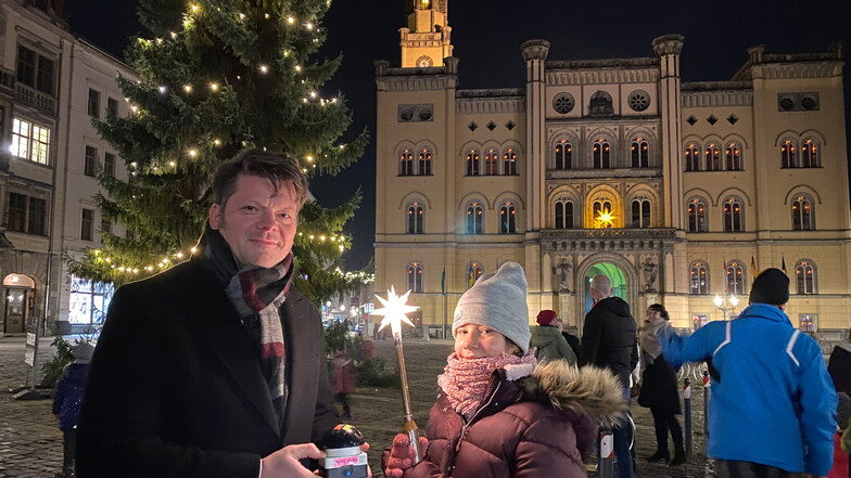 Vor dem ersten Advent schaltete Zittaus Oberbürgermeister Thomas Zenker (links) zusammen mit dem Herrnhuter Sternekind Lucy Frydrych die Weihnachtsbeleuchtung an.