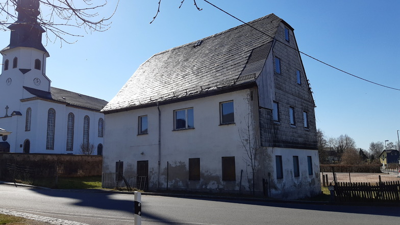 Die alte Schule in Grünlichtenberg soll abgerissen werden.