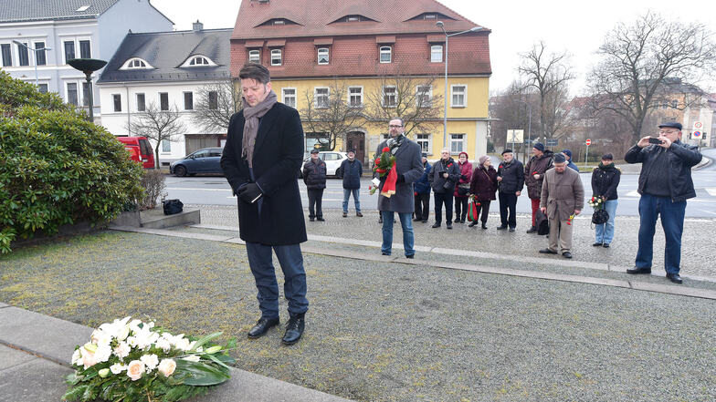 Oberbürgermeister Thomas Zenker legte am Tag des Gedenkens an die Opfer des Nationalsozialismus am Mahnmal einen Kranz nieder.