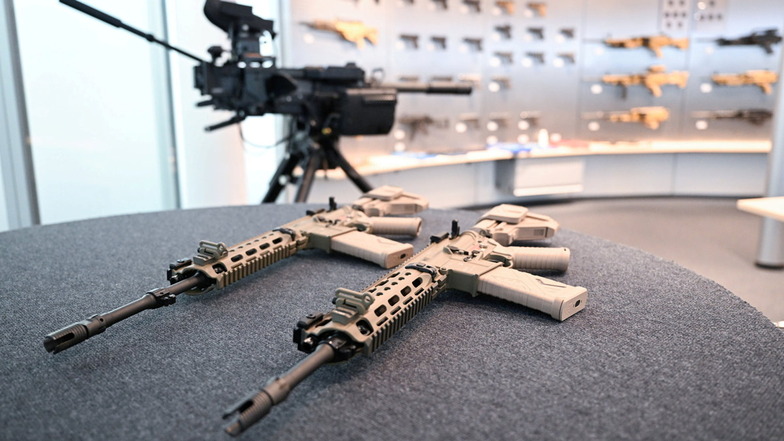 Zwei Sturmgewehre HK 4-16 des Waffenherstellers Heckler & Koch liegen in der Firmenzentrale in Oberndorf auf einem Tisch. Die Bundeswehr soll mit 120.000 Sturmgewehren neu ausstaffiert werden. Aber von welcher Firma?