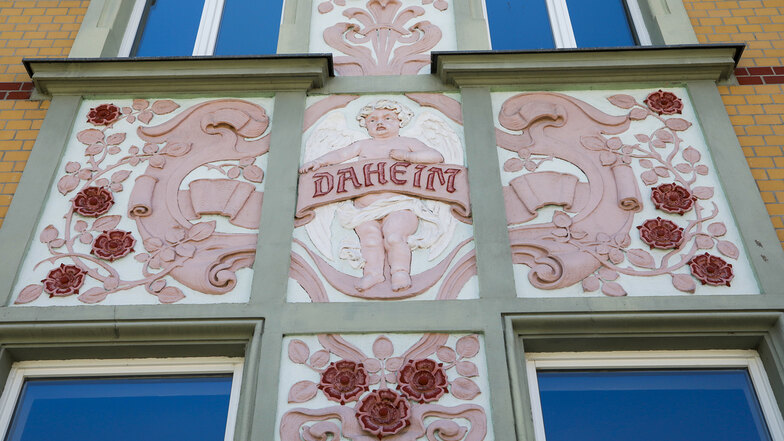 Die Villa Daheim ist mit ihren reichen Ornamenten an der Ecke August-Bebel-Straße und Goethestraße ein markantes Gebäude in der Stadt.