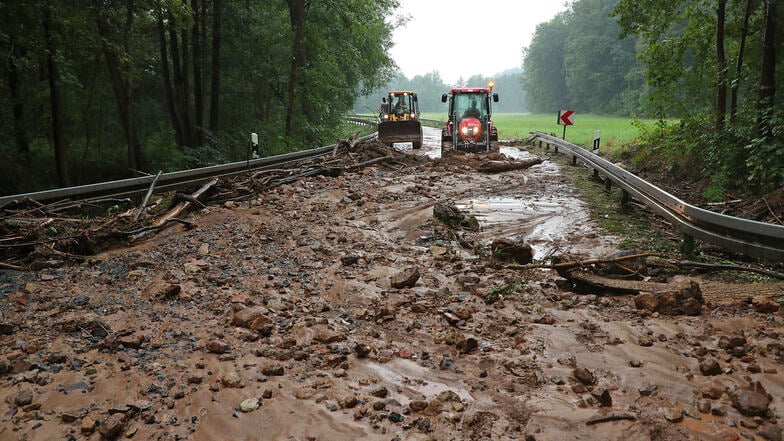 Die Staatsstraße 183 im Lockwitzgrund wurde durch Schlamm und Geröll blockiert.