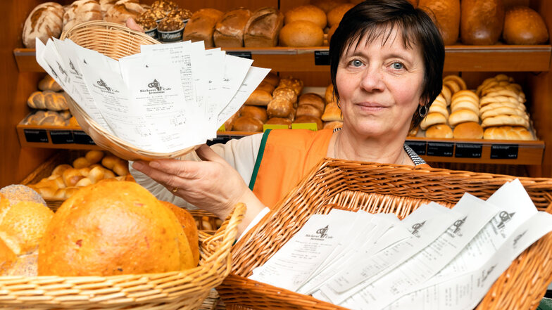 Andrea Schieback von der Bautzener Bäckerei Jeremias zeigt das Ergebnis einiger Stunden Bon-Pflicht: Die meisten Kunden lassen die Zettel im Laden zurück.