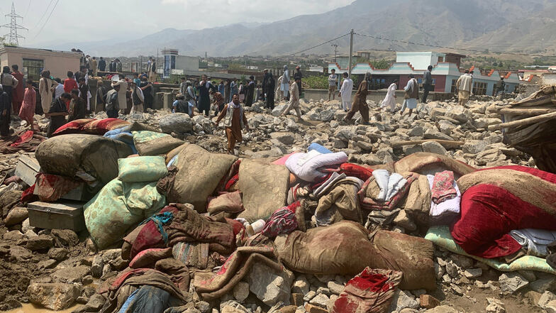 Einheimische suchen nach Opfern nach schweren Überschwemmungen in der Provinz Parwan, nördlich von Kabul.
