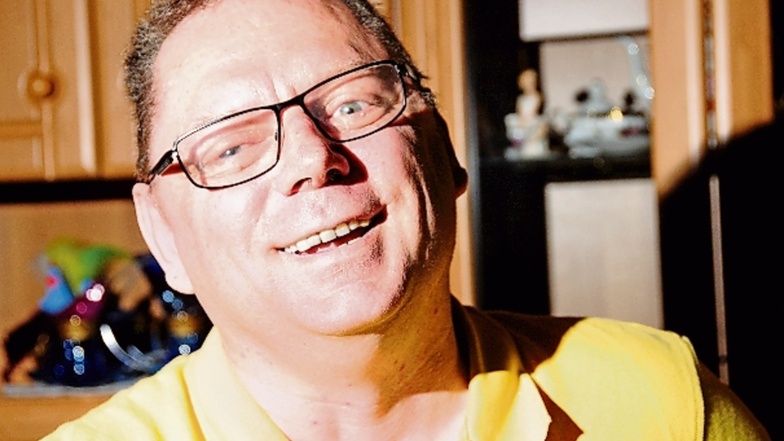 Eigentlich braucht Frank Herrmann seine Brille nicht. Der Lampertswalder ist seit seinem 30. Lebensjahr aufgrund einer Erbkrankheit völlig blind, auch wenn sein Lachen es nicht vermuten lässt.