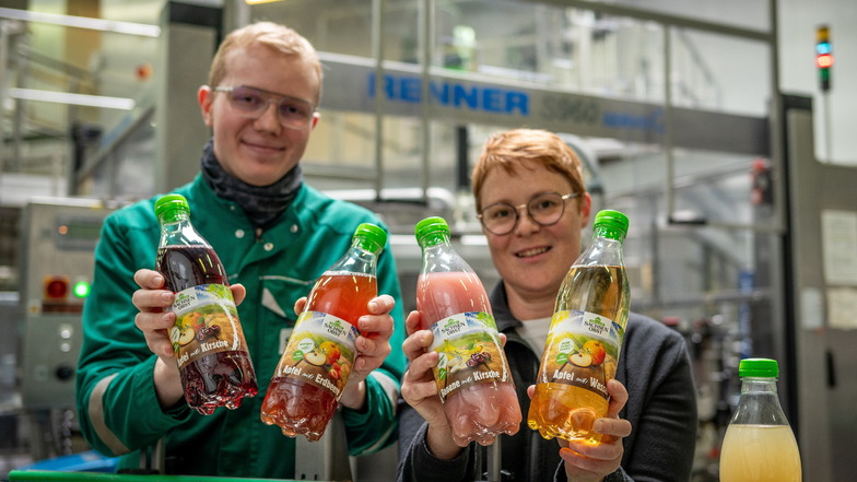 Produktentwickler Alexander Lindner und Produktionsleiterin Ulrike Schade mit den neuen Erfrischungsgetränken der Sachsenobst-Kelterei, die in fünf verschiedenen Geschmacksrichtungen erhältlich sind.