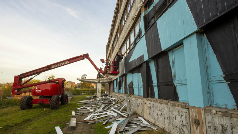 Seit vergangener Woche werden die Fassadenverkleidungen des seit 2006 nicht mehr genutzten Gebäudes der einstigen Moritzburger Mittelschule abgebaut.