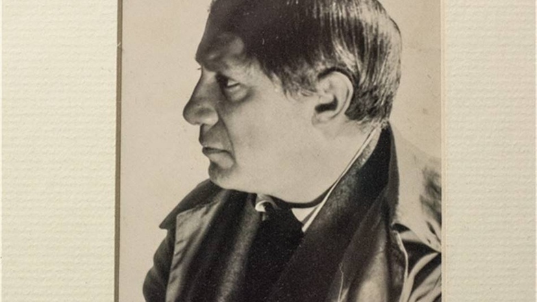 Pablo Picasso portraitiert von Man Ray.