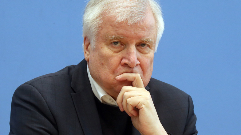 Sein "Masterplan Migration" sei "praktisch vollständig umgesetzt", verkündete Innenminister Horst Seehofer (CSU) im Sommer. Doch die Reform zur Entlastung der Verwaltungsgerichte bei Asylklagen könnte nun ausgerechnet an Bayern scheitern.