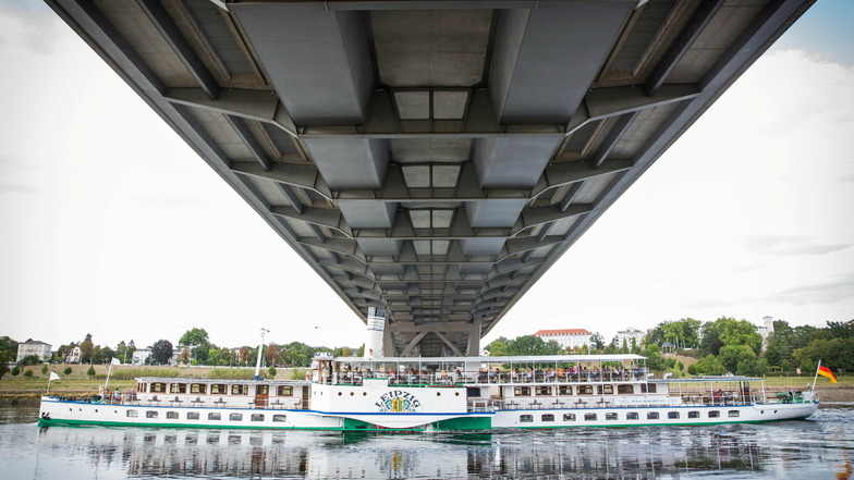 Die Waldschlößchenbrücke, unter der hier der Dampfer Leipzig hindurchfährt, spielt bei einer Fahrt in diesem Jahr eine besondere Rolle.