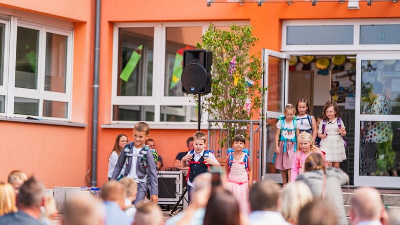 Vor der Schule in Großweitzschen gab es eine kleine Feierstunde.