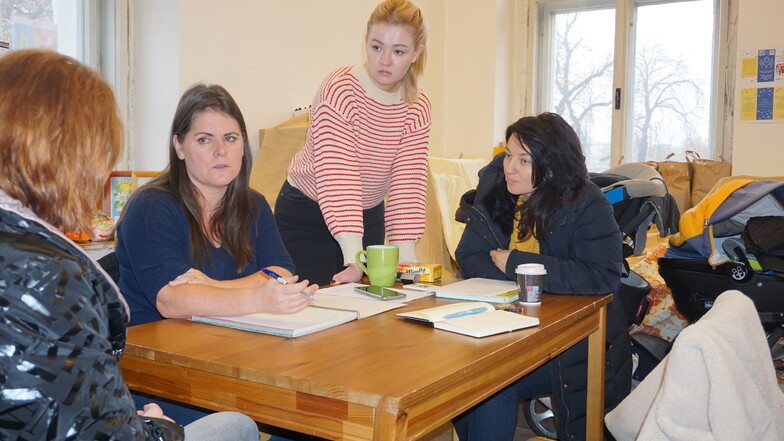 Lucie Beyerová (zweite von links) organisiert einer Ukrainerin, die anonym bleiben möchte, eine neue Unterkunft. Unterstützt wird sie von zwei Frauen der Hilfsorganisation Mensch in Not (Clovek v tísni).