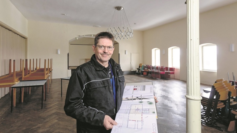 Hartmut Kaudela vom Dorf- und Feuerwehrverein freut sich besonders darüber, dass der große Saal im alten Gasthof erhalten bleibt. Das ganze Gebäude soll zum Feuerwehr- und Dorfgemeinschaftszentrum umgebaut werden.