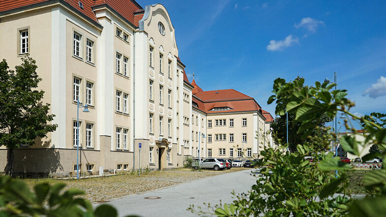 Um diese beiden Häuser geht es im Gelände der ehemaligen Husarenkaserne. Ins Linke soll das Finanzamt Bautzen einziehen, ins Rechte die Regionalstelle Bautzen des Landesamtes für Schule und Bildung.