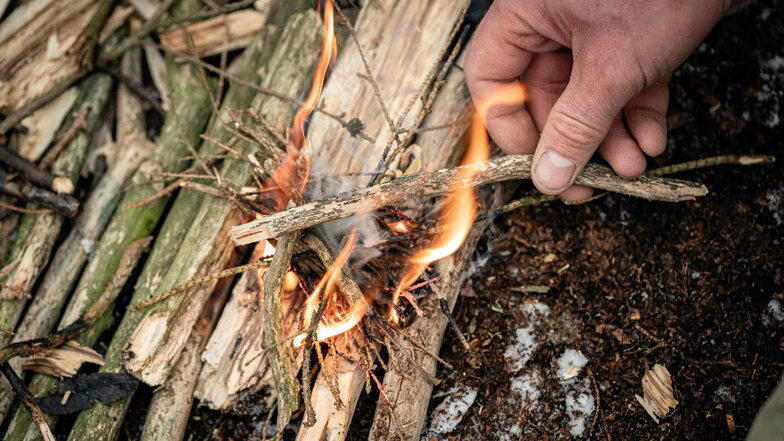 Schritt 3: Das Schwierigste ist, die kleine Flamme am Leben zu halten. Im Winter eignet sich dafür trockenes Totholz.