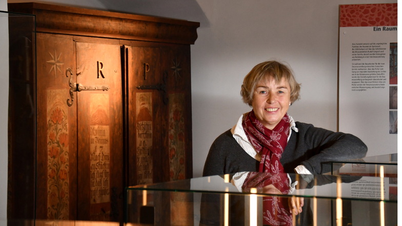 Museumsleiterin Katja Altmann in den Räumen zur Radeberger Stadtgeschichte: Als sie vor 30 Jahren anfing, glich Schloss Klippenstein eher einer Ruine.