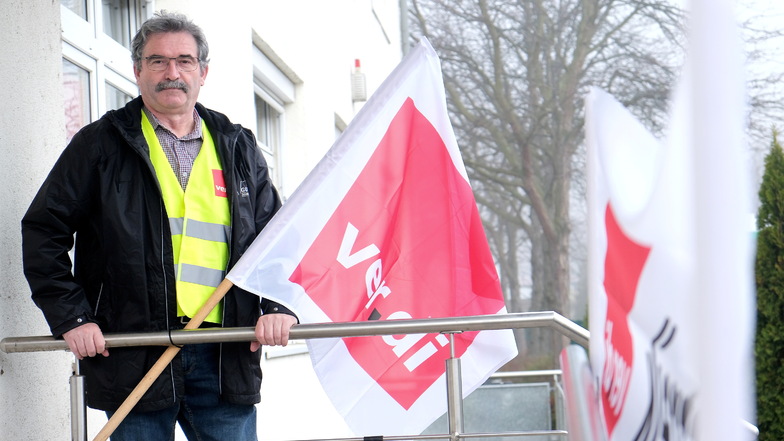 Harry Kalk hat Schlosser gelernt, lenkte dann als Berufskraftfahrer erst Lkws und seit 1991 Busse. Er ist der Betriebsratschef bei der Verkehrsgesellschaft Meißen und zugleich der hiesige Streikführer.