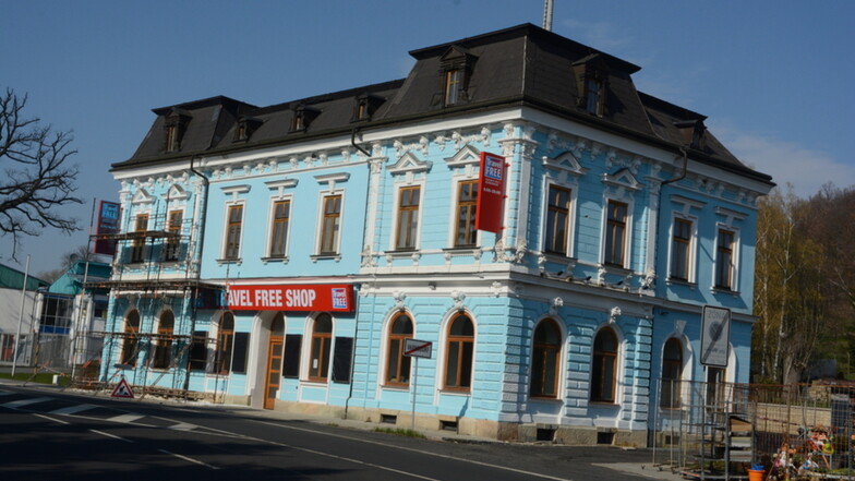 Das lange nicht genutzte Gebäude am Grenzübergang Seifhennersdorf/Varnsdorf wird zum Travel Free Shop umgebaut.