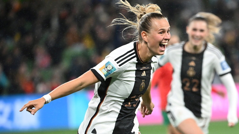 Klara Bühl freut sich über ihren 3:0 Treffer.