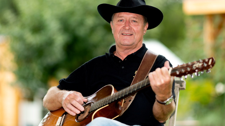 Hartmut Reichelt aus Rammenau spielt seit 50 Jahren auf seiner Gitarre. Besonders die Country-Musik hat es ihm angetan.