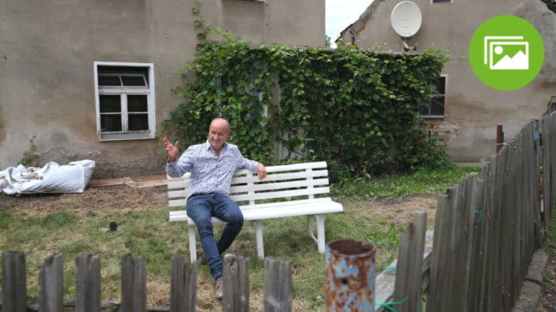 Wenn sich Thomas Hölscher vor sein Haus setzt, ist er nicht zu übersehen. Das nutzt er, um die Menschen zu grüßen, mit ihnen zu reden und sie einzuladen.